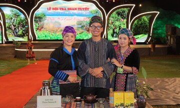 Người phụ nữ đam mê trà cổ thụ trên đỉnh Suối Giàng
