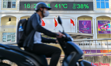 Người dân Hà Nội quay cuồng trong nắng nóng 41 độ