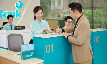 ABBank áp dụng mô hình quầy giao dịch đứng toàn hệ thống