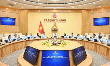 Bộ trưởng Lê Mạnh Hùng làm việc với Vụ Phát triển thị trường nước ngoài