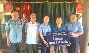 Quỹ Bảo hiểm xe cơ giới hỗ trợ 90 triệu đồng cho gia đình 2 nạn nhân tai nạn giao thông ở Nghệ An