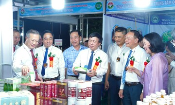 Hội chợ đặc sản OCOP vùng miền tại Cửa Lò thu hút người tiêu dùng