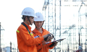 Căng mình giữa nắng nóng cao điểm, bảo vệ an toàn hệ thống truyền tải điện phía Bắc