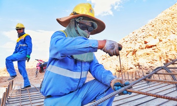 Oằn mình ‘cõng nắng’ trên đại công trường 40 độ C