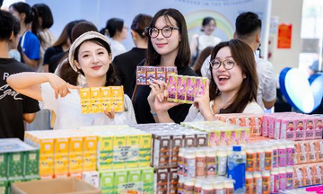 Gian hàng Vinamilk thu hút đông đảo khách tham quan tại triển lãm sữa