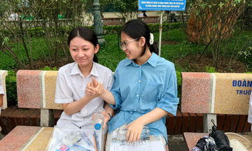 Chùm ảnh: Thí sinh dự thi lớp 10 tại Hà Nội làm bài môn đầu tiên
