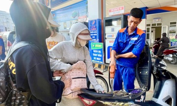 Người dân Thanh Hóa đón nhận xăng E10 trong ngày đầu triển khai 