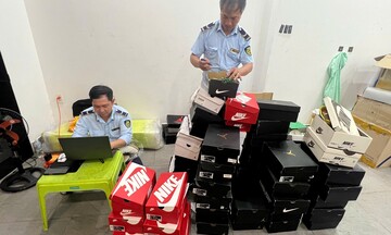 TP. Hồ Chí Minh: Liên tiếp ‘đột kích’ phát hiện kho hàng quần áo, giày dép giả