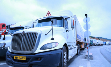 Cửa khẩu Hữu Nghị tấp nập xe hàng xuất nhập khẩu