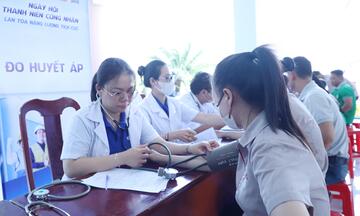 Hơn 1.000 công nhân được khám bệnh, cấp thuốc miễn phí
