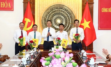 Thanh Hóa công bố và trao quyết định điều động, bổ nhiệm nhiều cán bộ chủ chốt