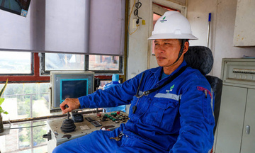 Người điều khiển ‘cánh tay thép’ 350 tấn trên những công trình biển