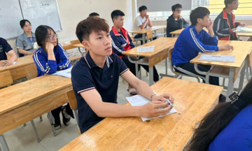 Sáng nay, thí sinh dự thi tốt nghiệp THPT làm bài hai môn tự chọn