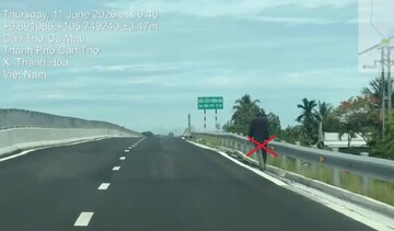 Cảnh sát giao thông xử lý người đàn ông đi bộ vào đường cao tốc