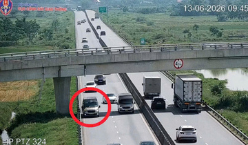 Dừng xe trên cao tốc cho khách vệ sinh, tài xế bị phạt 13 triệu đồng