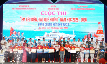 Học sinh miền Trung tự hào thể hiện 'Em yêu biển, đảo quê hương'