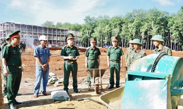 Chiến sĩ Quân đoàn 34 'vượt nắng, thắng mưa' đưa trường nội trú biên giới về đích