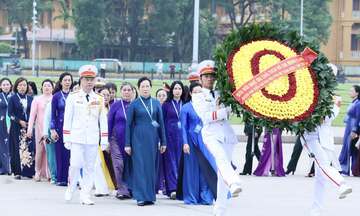 Đoàn Đại biểu dự Đại hội Phụ nữ toàn quốc lần thứ XIV vào Lăng viếng Chủ tịch Hồ Chí Minh