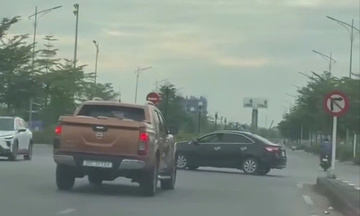 Bị phạt vì quay đầu ô tô tại đầu cầu vượt