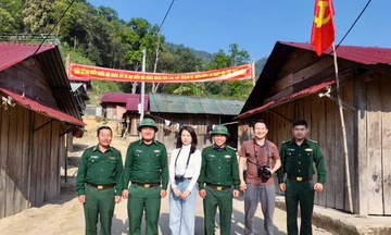 Nơi ánh điện bừng sáng và những bước chân người làm báo 