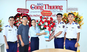 Lực lượng Cảnh sát biển chúc mừng Báo Công Thương tại miền Trung 