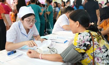 400 nữ công nhân tại TP. Hồ Chí Minh được khám bệnh miễn phí 