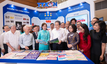 Chủ tịch Quốc hội thăm gian trưng bày báo chí tại Hội Báo toàn quốc 2026