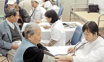 Người cao tuổi được khám sức khỏe miễn phí ít nhất mỗi năm 1 lần