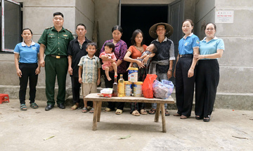 Theo chân lực lượng biên phòng Lào Cai đến những mái nhà vùng biên