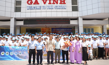 Háo hức đón chuyến tàu charter đầu tiên từ ga Vinh đến ga Diêu Trì 