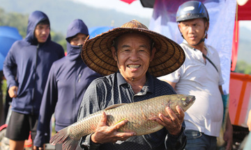 Hàng nghìn người đội nắng, dầm nước tham gia lễ hội đánh cá ở Hà Tĩnh