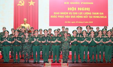 82 chiến sĩ Việt Nam mang 88 tấn hàng cứu trợ tới Venezuela