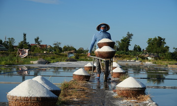 Nhọc nhằn nghề muối Châu Hạ