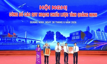 Quảng Ninh công bố quy hoạch chiến lược và trao 18 dự án đầu tư