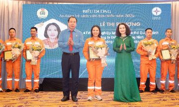 Người nữ an toàn vệ sinh viên giữ bình yên cho những trạm điện ở Quảng Ninh