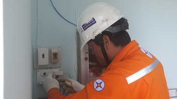 EVNHCMC triển khai dịch vụ lắp đặt, thay dây dẫn sau công tơ điện
