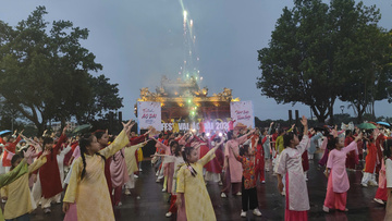 Thành phố Huế: Hàng trăm thiếu nhi, học sinh đồng diễn flashmob áo dài