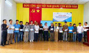 BSR tặng hàng trăm thẻ bảo hiểm y tế cho người nghèo