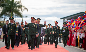 Bộ trưởng Bộ Quốc phòng Việt Nam, Lào thăm, tặng học bổng trường học biên giới Lào