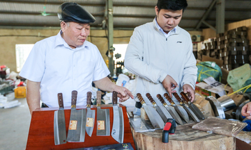 Chàng trai xứ Thanh đưa dao rèn truyền thống lên sàn số
