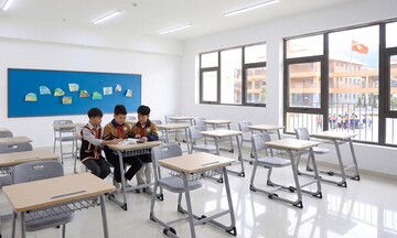 Những chuyến xe chở đầy bàn ghế The One lên vùng biên