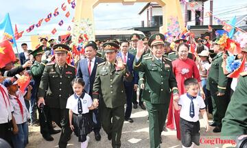 Chăm lo giáo dục vùng biên giới Việt Nam - Lào