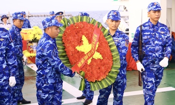 Cảnh sát biển dâng hương tưởng niệm các anh hùng liệt sĩ tàu C43B
