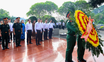 Thủ tướng dâng hương tưởng niệm các Anh hùng liệt sĩ và tặng quà gia đình có công với cách mạng tại Lào Cai
