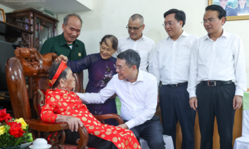 Thủ tướng tặng quà Mẹ Việt Nam anh hùng và dâng hương tưởng niệm các Anh hùng liệt sĩ tại Phú Thọ