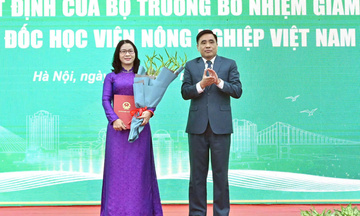 Học viện Nông nghiệp Việt Nam trao quyết định về công tác cán bộ