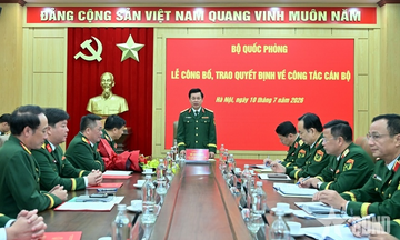 Thiếu tướng Phạm Văn Huấn nhận Huân chương Quân công hạng Ba