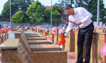 Thủ tướng dâng hương tưởng niệm các Anh hùng liệt sĩ và tặng quà người có công tại Lạng Sơn