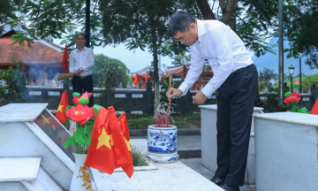 Thủ tướng Lê Minh Hưng dâng hương tại Nghĩa trang liệt sĩ quốc gia Vị Xuyên (Tuyên Quang)