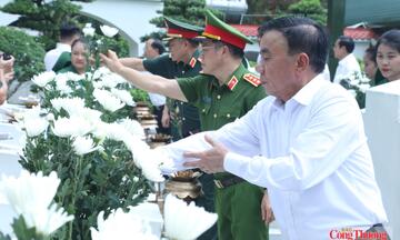 Thường trực Ban Bí thư Trần Cẩm Tú dâng hương tưởng niệm Anh hùng liệt sĩ tại Ngã ba Đồng Lộc